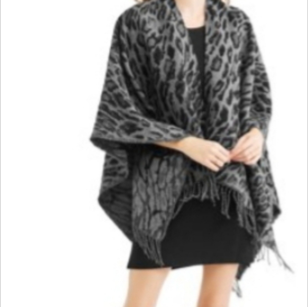 Poncho - Picture 2 of 8